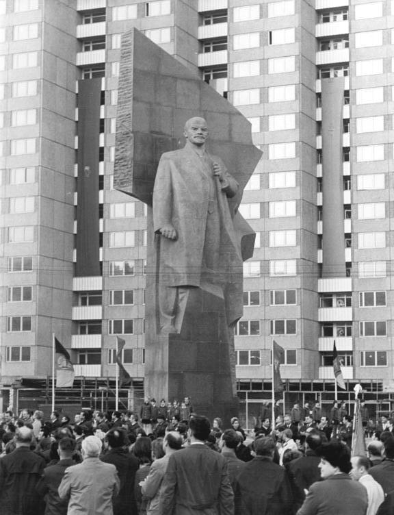 Revelation of the Lenin Memorial at Leninplatz (now: Platz der Vereinte Nationen) in 1970.